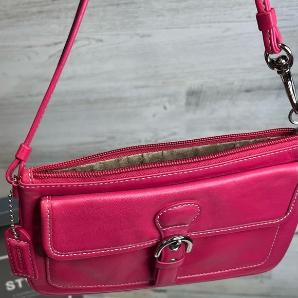 🔥🔥🔥SOLD OUT🔥🔥🤗Coach SoHo Wristlet Bright Pink Leather Wristlet - Picture 9 of 10